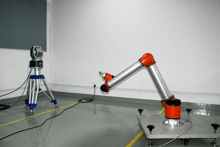 协作机器人利用激光定位测试进行精准调整定位精度